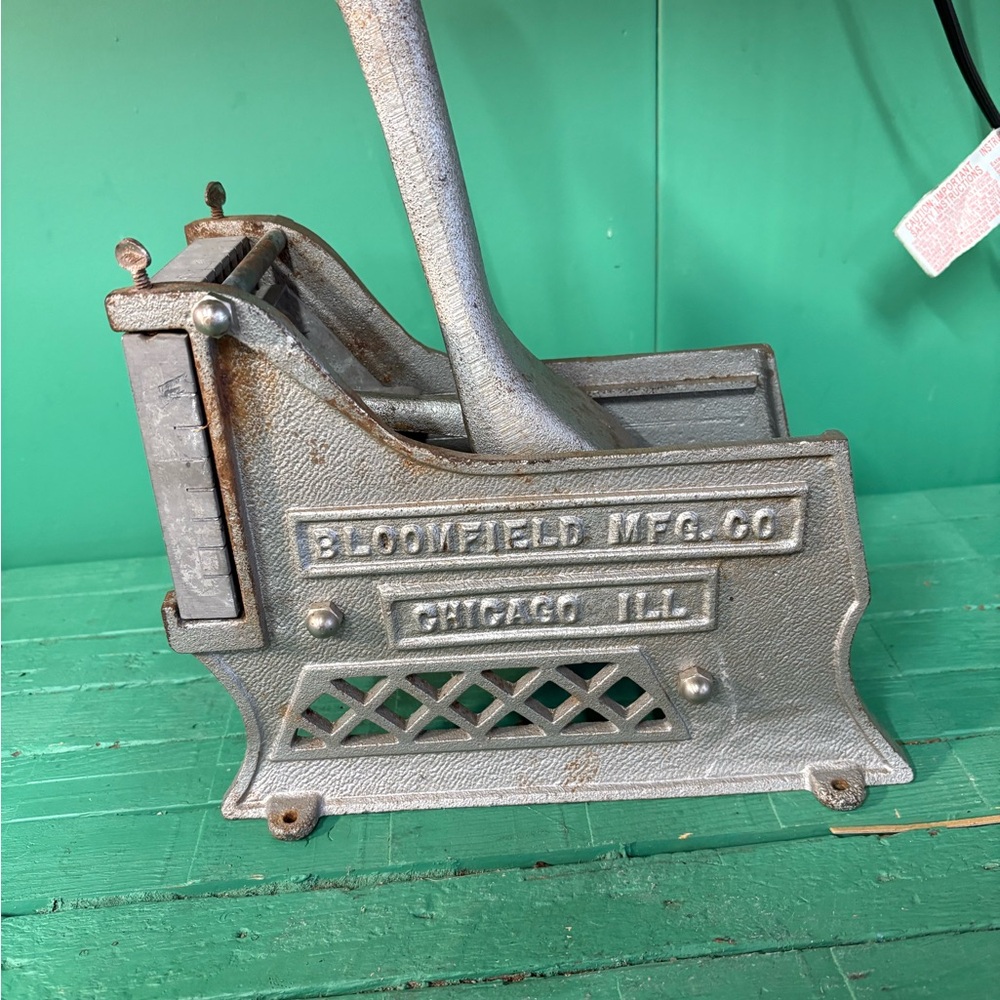 Bloomfield MFG Co. Gray Manual Fry Cutter